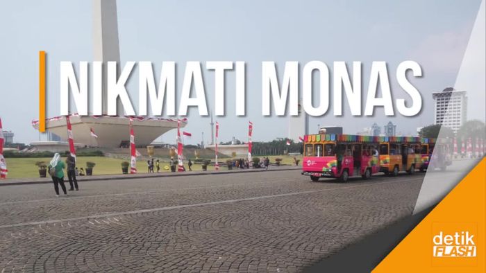 Libur Idul Adha, Warga Habiskan Waktu di Monas