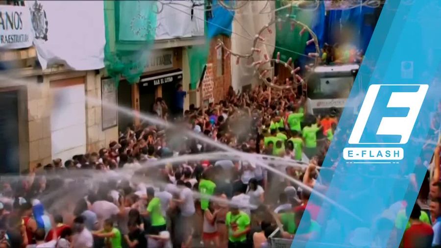 Seru! Saling Lempar Tomat di Festival Tomatina