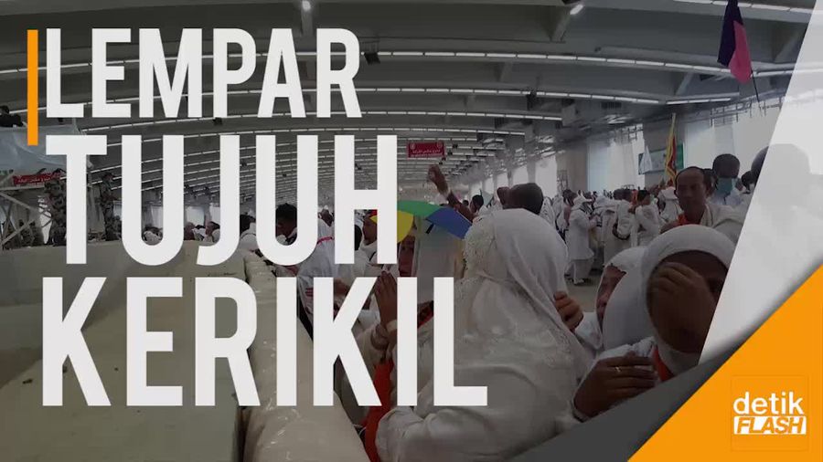 Menag dan Jemaah Indonesia Lempar Jumrah