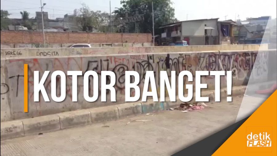 Penampakan Vandalisme di Tanggul Kali Ciliwung Enggak Banget