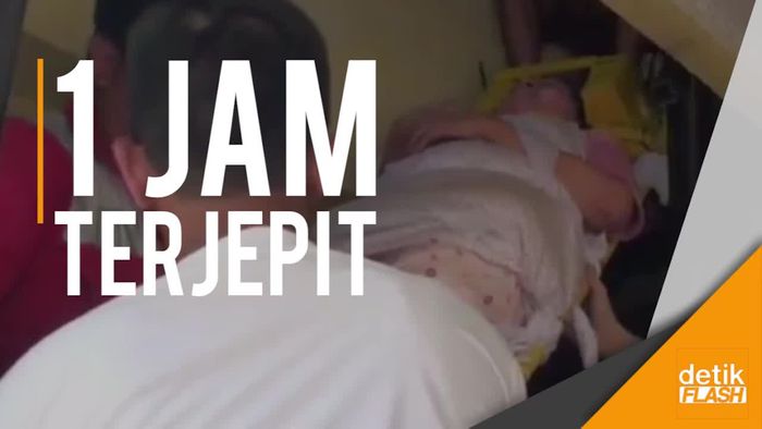 Duh... Saat Jemur Pakaian, Ibu Ini Terpeleset dan Terjepit Tangga