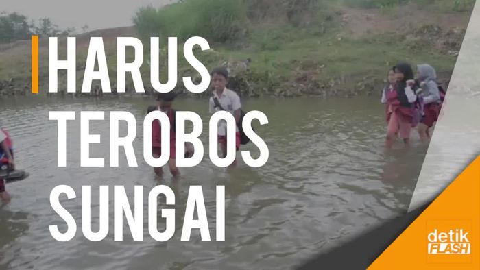 Perjuangan Anak-anak SD Ini Menuntut Ilmu Patut Diacungi Jempol