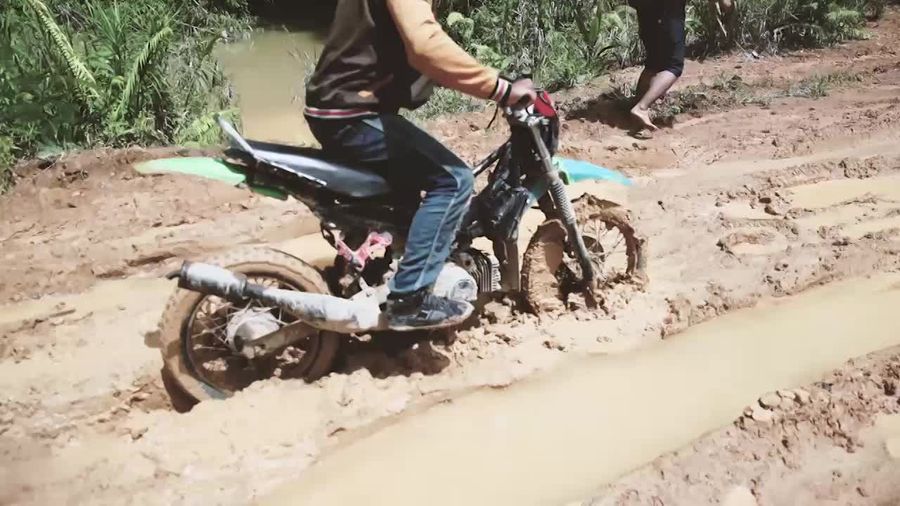Peluh dan Lumpur Menyusuri Jalur Pedalaman Entikong
