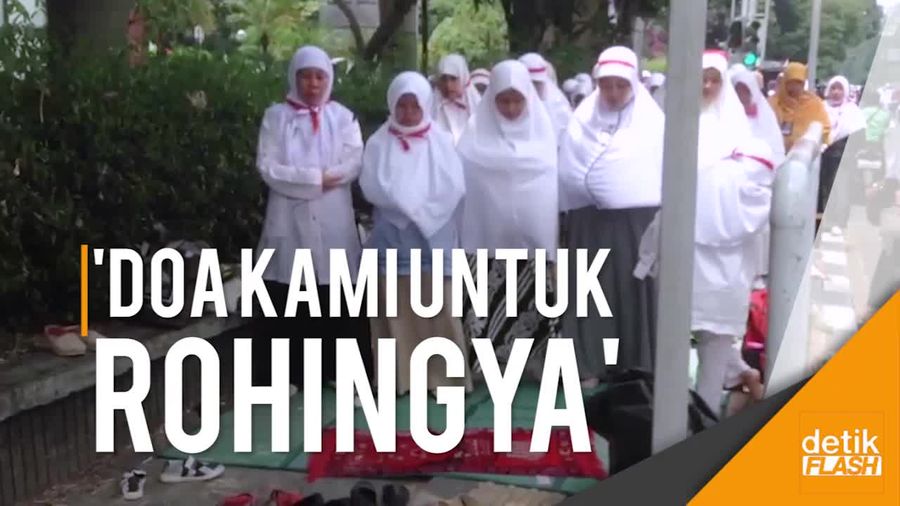 Massa Aksi Bela Rohingya Salat Zuhur Berjemaah di Trotoar