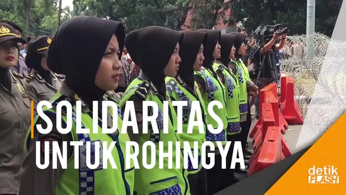 Polwan Cantik Kawal Demo Ormas di Depan Kedubes Myanmar