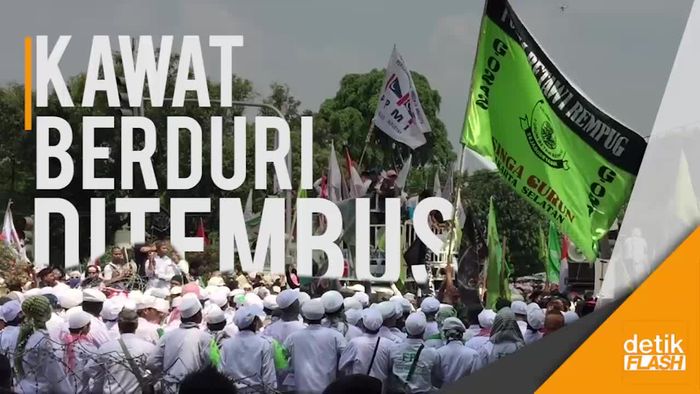 Minta Bendera Myanmar Dicopot, Massa Terobos Kawat Berduri