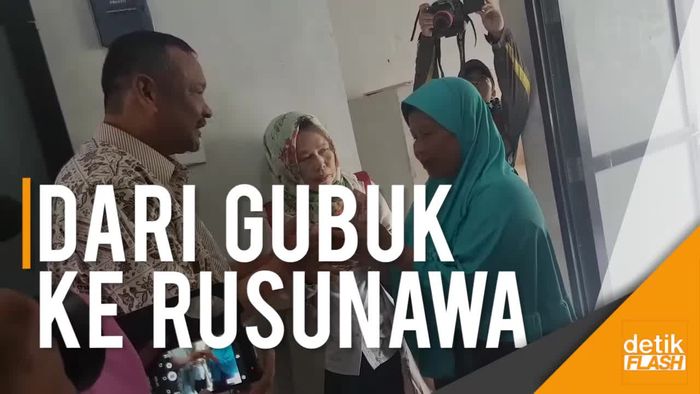 Tangis Bahagia Mak Cacih Pindah dari Gubuk Miring Ekstrem