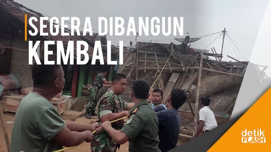 TNI dan Warga Robohkan Gubuk Mak Cacih yang Miring Ekstrem