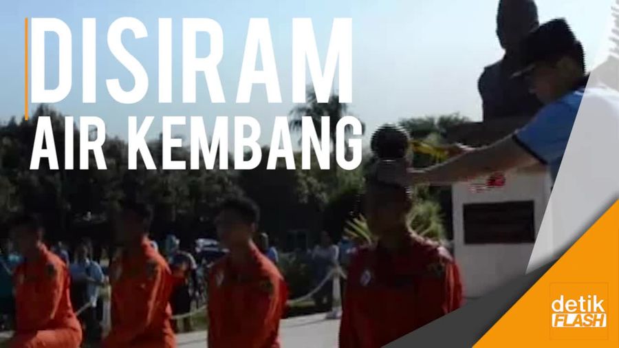 Pilot Baru di Lanud Iswahyudi Disiram Air Kembang Gunung Lawu