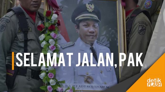 Bareng Warga, Gubernur Ganjar Salatkan Jenazah Wali Kota Pekalongan