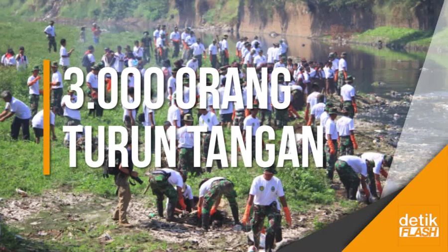 Warga dan TNI Berjibaku Bersihkan Citarum