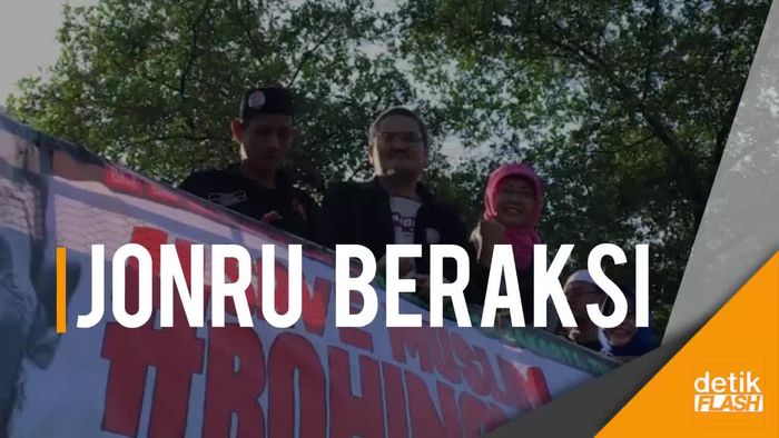 Saat Jonru Beraksi Bela Rohingya di Depan Kedubes Myanmar