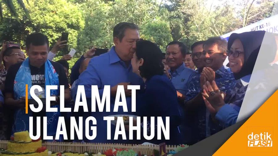 Berulang Tahun, SBY Cium Kening Ibu Ani dengan Mesra