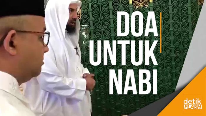 Saat Anies Berdoa di Makam Nabi