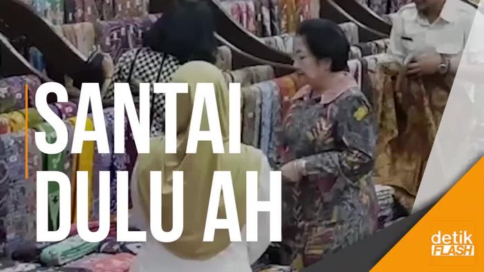 Kelar Berpolitik, Megawati Jajan Batik di Sidoarjo
