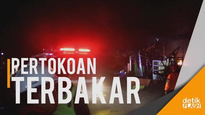 Petugas Berjibaku Padamkan Kobaran Api di Pertokoan di Garut