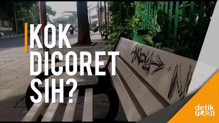 Disiapin Bangku di Trotoar, Kok Malah Dicorat-coret