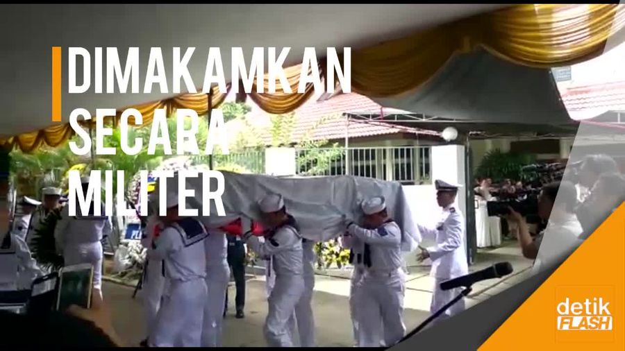 Prosesi Penyerahan Jenazah Mertua Chairul Tanjung ke Militer