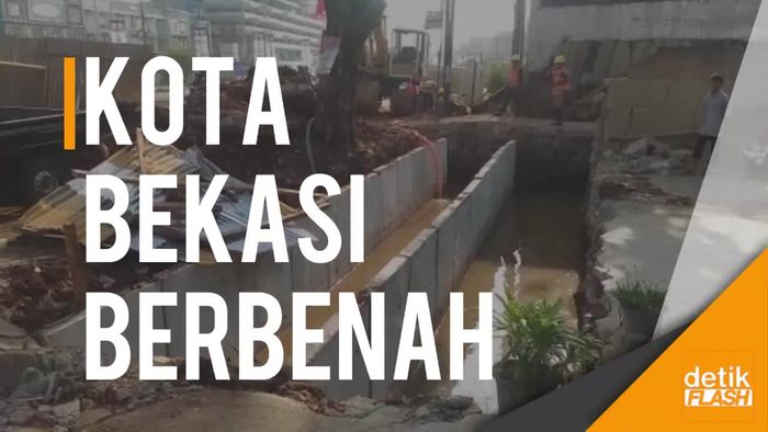 Memperbaiki Saluran Air di Kalimalang
