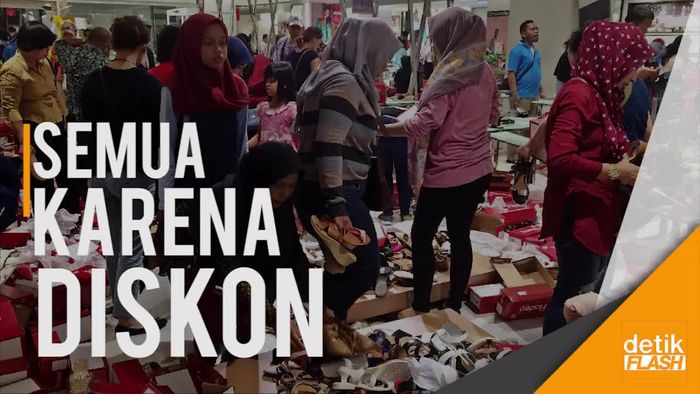 Cuci Gudang Matahari: Barang Berserakan dan Antrean Panjang