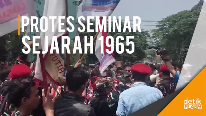 Demo Menolak Seminar Sejarah 1965 di LBH