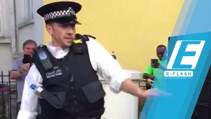 Polisi Ganteng di London Ini Jago Banget Nge-dance