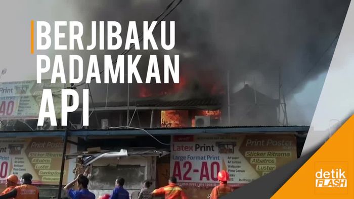 15 Unit Damkar Berjibaku Padamkan Api di Toko Percetakan