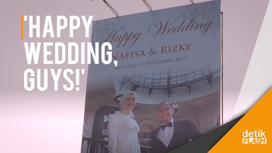 Unik! Billboard di Tanjung Barat Ini Isinya Ucapan Happy Wedding