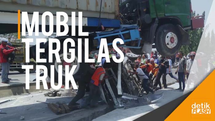 Merinding! Video Evakuasi Sopir Mobil Tergilas Truk Kontainer