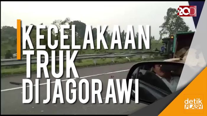 Sebuah Truk Terguling di Tol Jagorawi