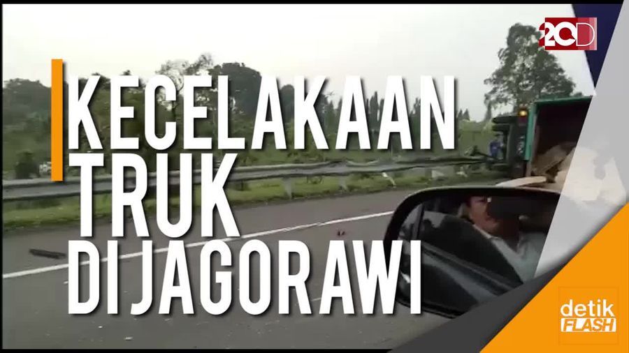 Sebuah Truk Terguling di Tol Jagorawi