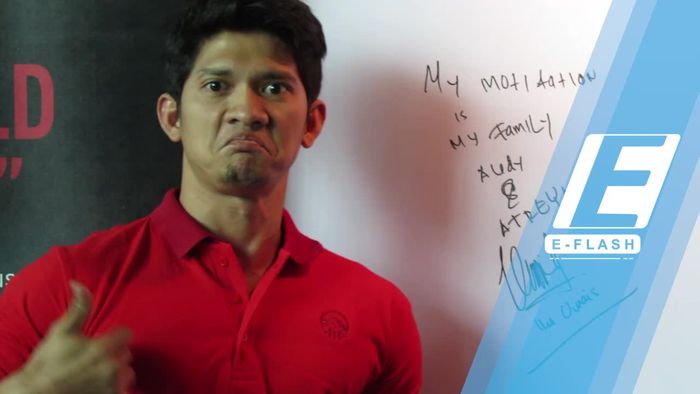 Sering Duduk Lama? Ini Tips Peregangan ala Iko Uwais