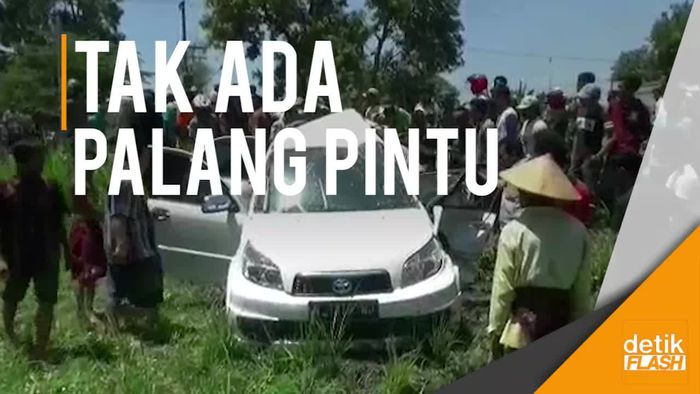 Mobil Berisi 4 Orang PNS Dihajar Kereta, Satu Tewas