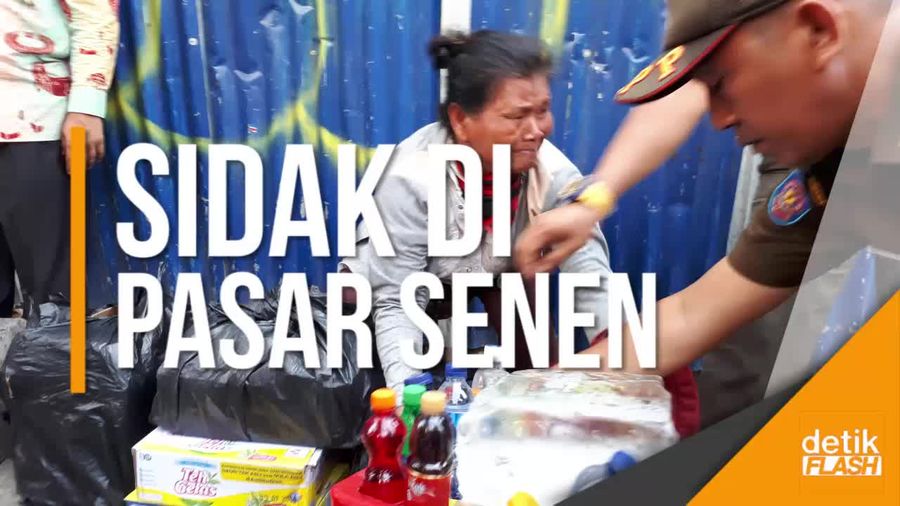 Kesedihan Nenek Lihat Dagangannya Diangkut Satpol PP