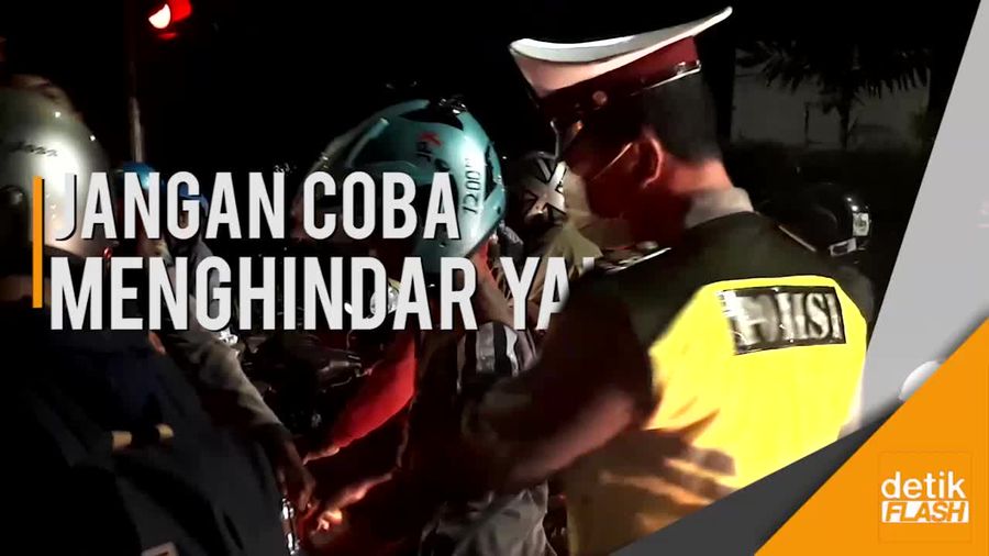 Brutal! Ulah Pemotor Hindari Razia di Surabaya