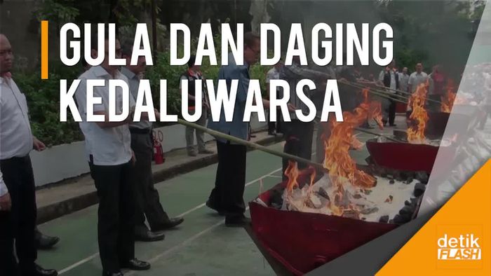 Puluhan Ton Gula dan Daging Kedaluwarsa Dibakar