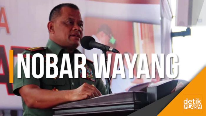 Di Bawah Derasnya Hujan, Panglima TNI Ajak Warga Nobar Wayang
