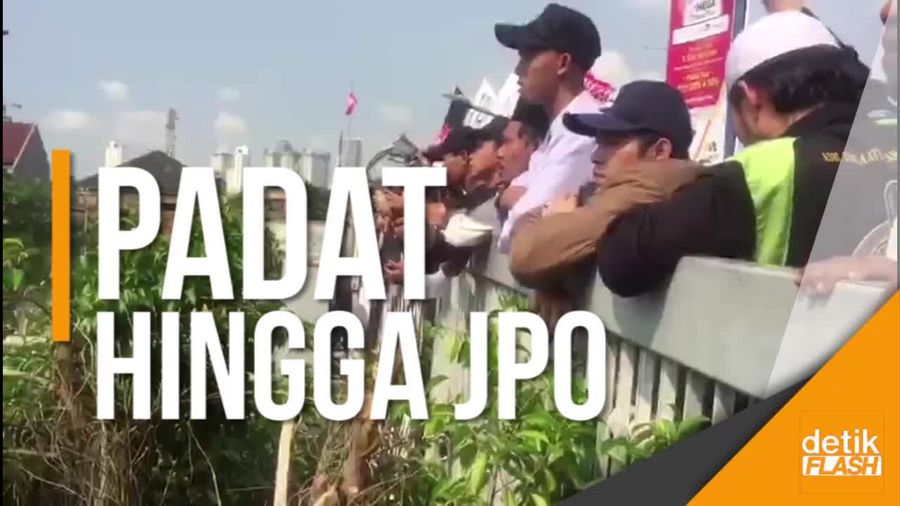 Massa Aksi 299 Padati Jalanan Hingga JPO
