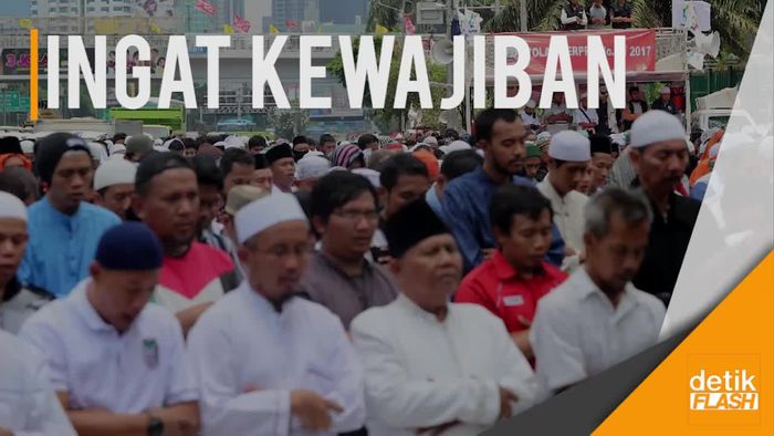 Massa Aksi 299 Gelar Salat Jumat di Depan Gerbang DPR