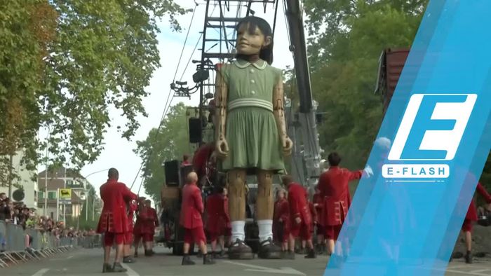 Boneka Raksasa Berjalan di Swiss, Keren atau Seram?