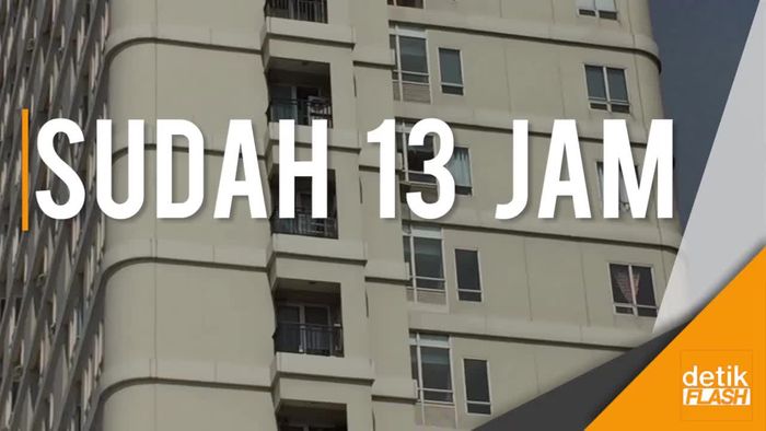 Apartemen Cinere Bellevue Masih Keluarkan Asap