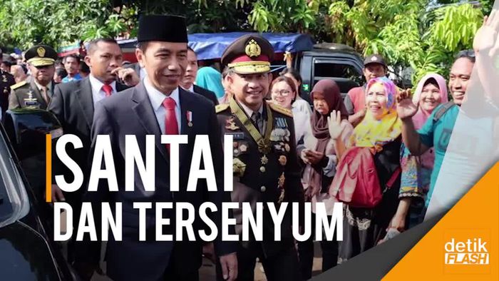Turun dari Kendaraan RI 1, Presiden Jokowi  Jalan Kaki ke HUT ke-72 TNI