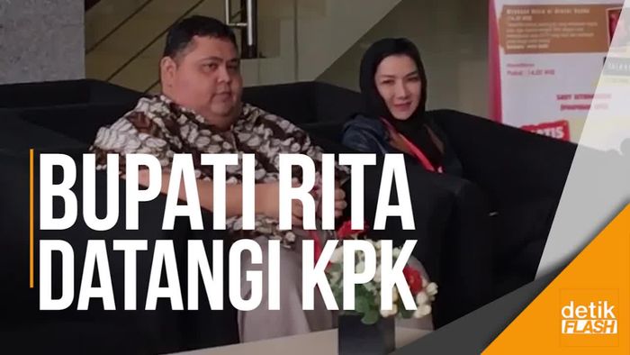 Datangi KPK, Tersangka Suap Bupati Rita Tebar Senyum