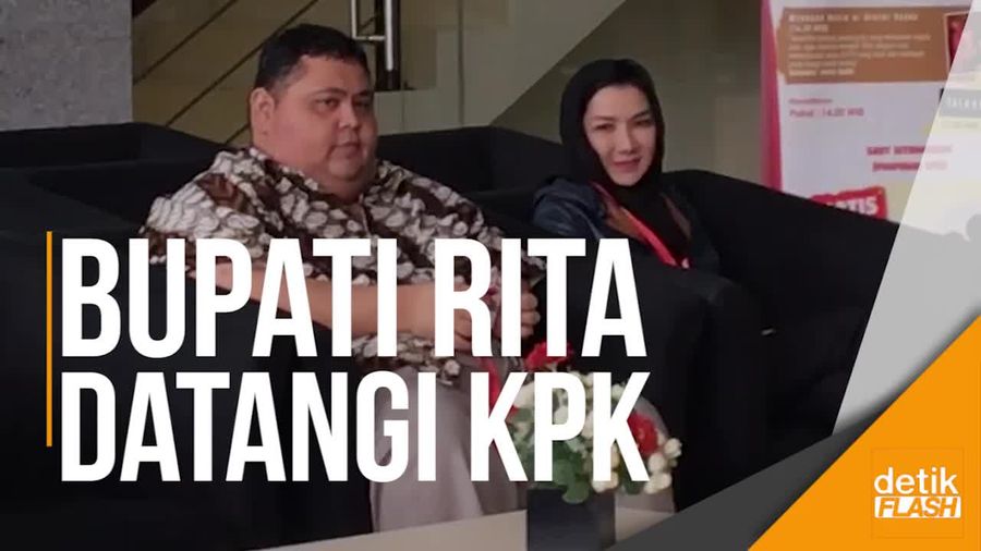 Datangi KPK, Tersangka Suap Bupati Rita Tebar Senyum