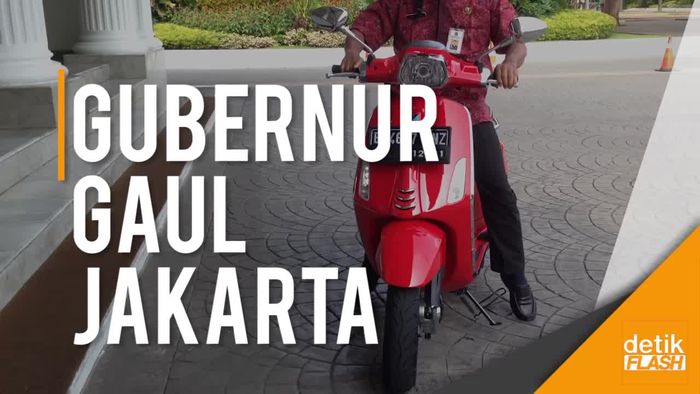 Gaul Habis! Djarot Naik Vespa ke Balai Kota