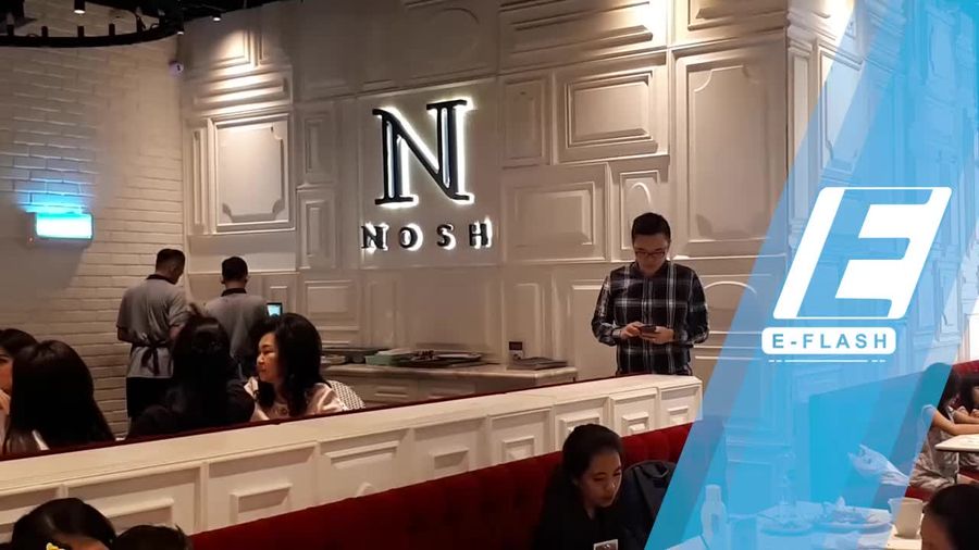 Nongkrong di Kafe Putih Sambil Menyantap Makanan Unik