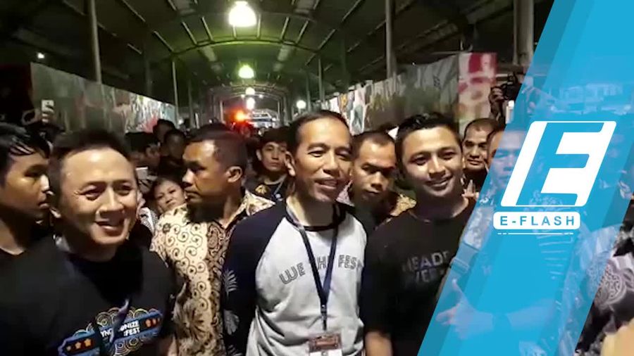 Jokowi Nyanyi Bareng Ebiet G. Ade di Synchronize 2017