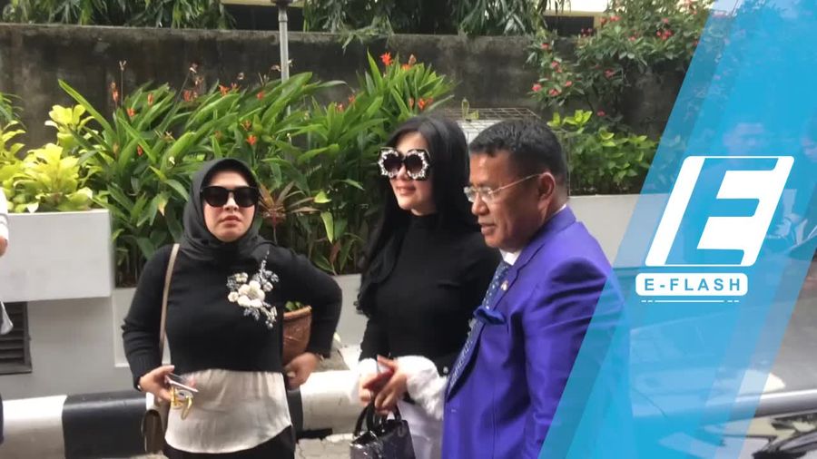 Cetar! Syahrini Pakai Bentley Saat Datang ke Bareskrim 