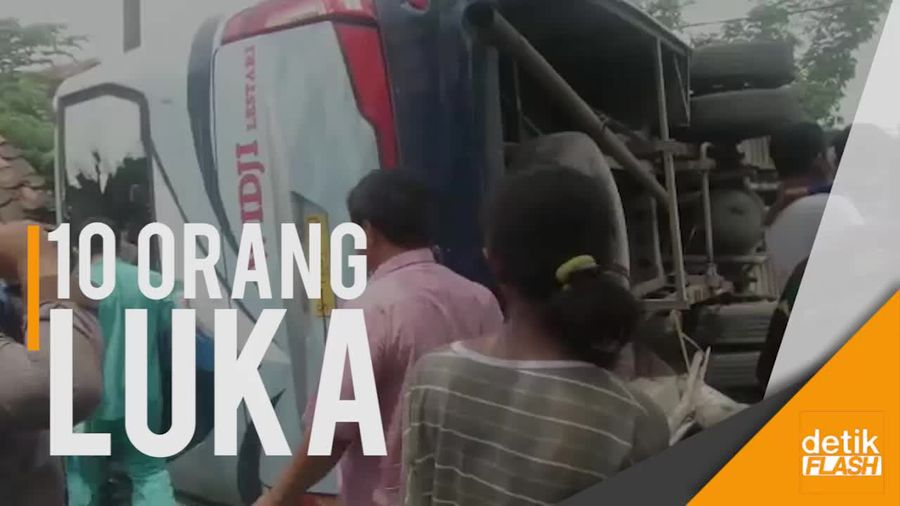 Coba Hindari Truk, Bus Widji Jurusan Semarang-Surabaya Terguling