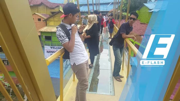 Ada Jembatan Kaca di Kampung Warna-warni Malang